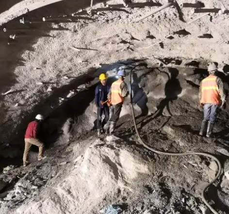 鹤岗隧道拱顶带模注浆料，微膨胀注浆料的特点及施工工艺